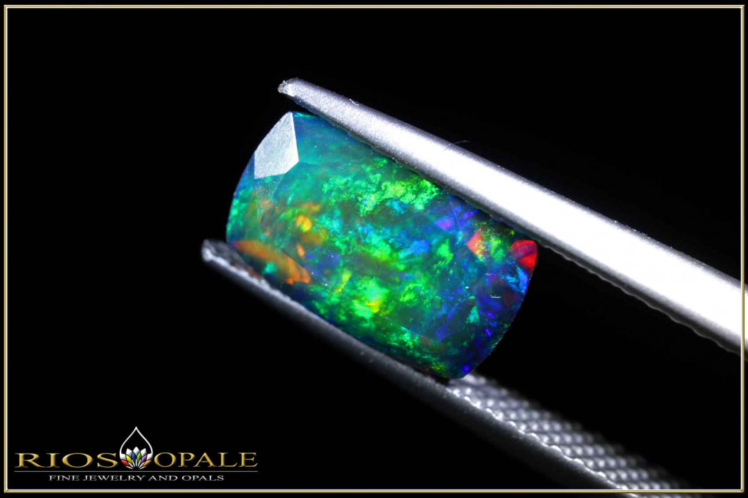 Welo opal faceted in scissor cut - 1,33ct - smoked