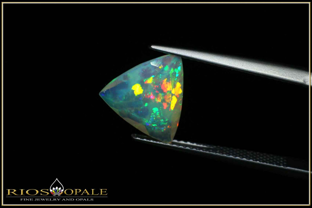Beautiful colorful Welo opal trillion with 2,16ct