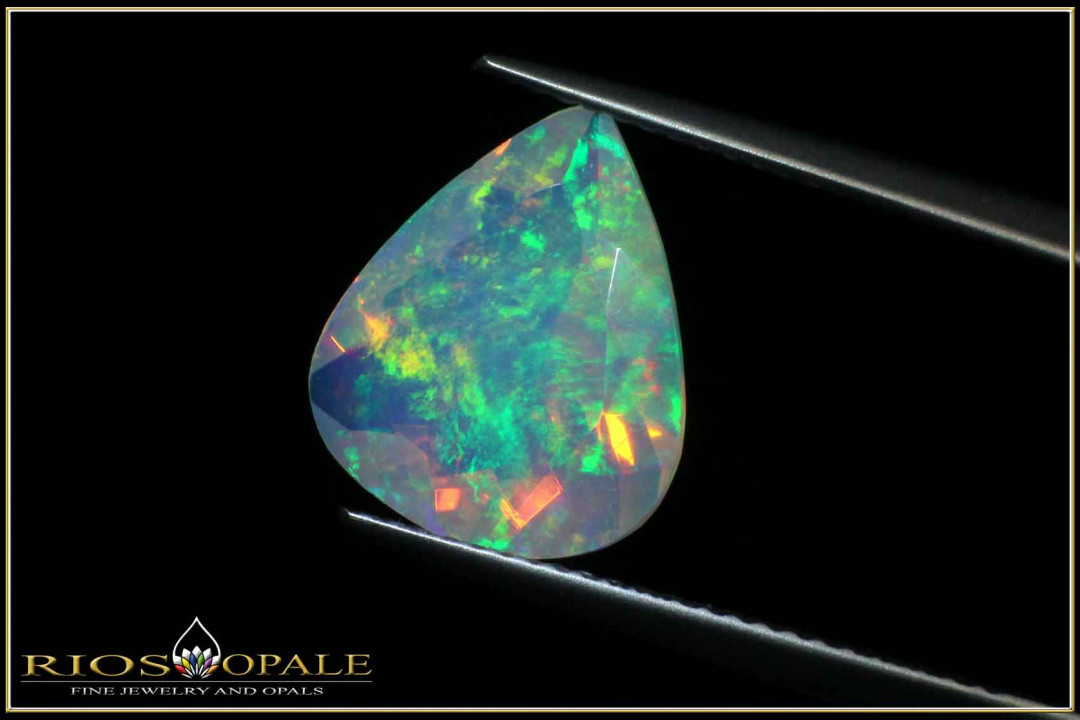 Beautiful colorful Welo opal with pear cut opal with 2,16ct