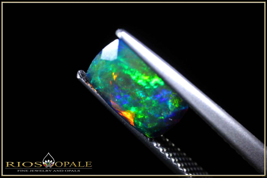 Welo opal faceted in scissor cut - 1,33ct - smoked