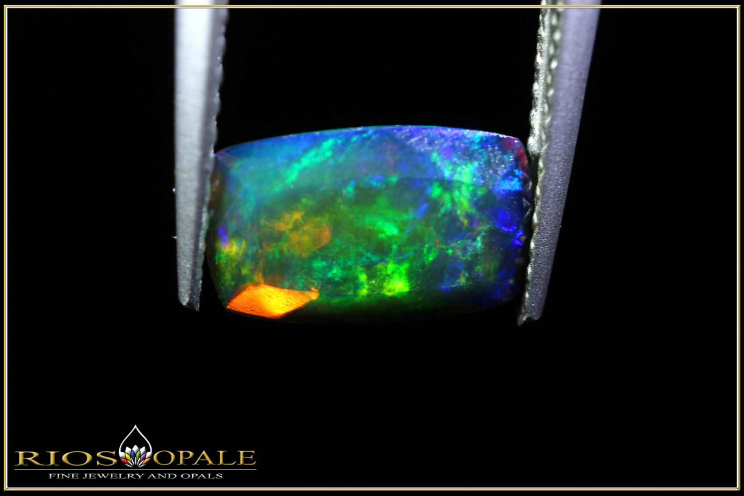 Welo opal faceted in scissor cut - 1,33ct - smoked
