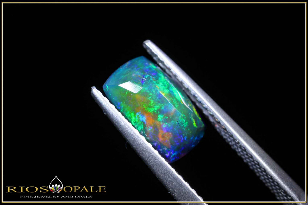 Welo opal faceted in scissor cut - 1,33ct - smoked