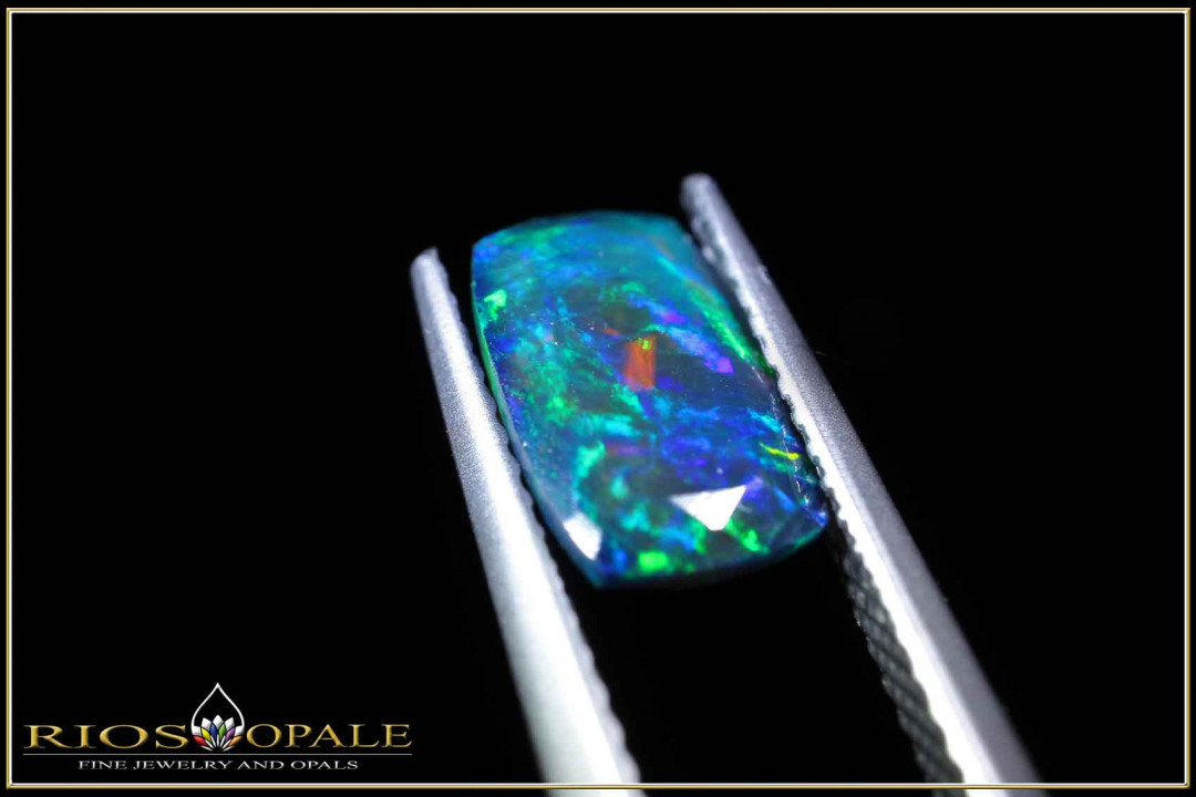 Welo opal faceted in scissor cut - 1,33ct - smoked